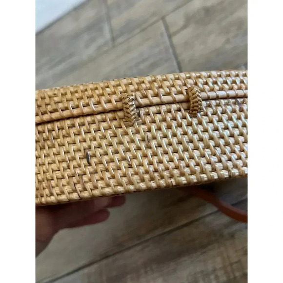 Woven Straw Round Clip Closure Crossbody Summer Beach Rattan Bags - Picture 7 of 8
